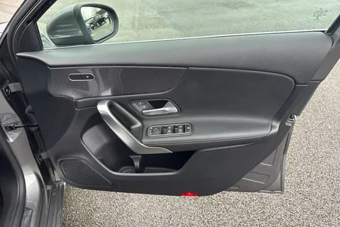 YN70UHL Mercedes-Benz A Class 1.3 A180 Sport (Executive) 7G-DCT Euro 6 (s/s) 5dr Thumbnail #22