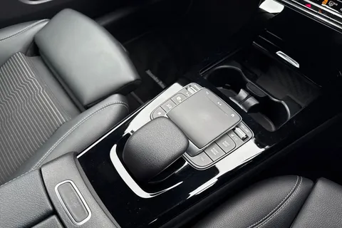 YN70UHL Mercedes-Benz A Class 1.3 A180 Sport (Executive) 7G-DCT Euro 6 (s/s) 5dr Thumbnail #24