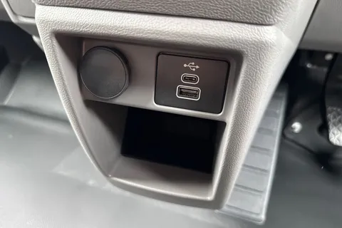 DE25GKA Volkswagen Transporter 2.0 TDI 150 Commerce Plus Van Thumbnail #36