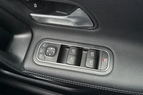 YN70UHL Mercedes-Benz A Class 1.3 A180 Sport (Executive) 7G-DCT Euro 6 (s/s) 5dr Thumbnail #41
