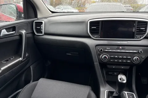DF70UZR Kia Sportage 1.6 GDi 2 Euro 6 (s/s) 5dr Thumbnail #21