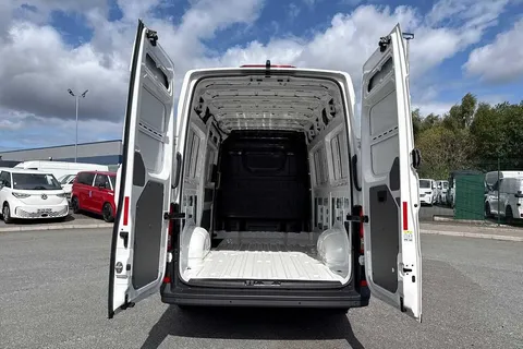 9 of 59 for Volkswagen Crafter CR30 Commerce MWB 140 PS FWD - MY25/Bus Pack/Rear Camera/Step