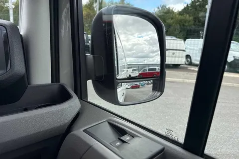 17 of 59 for Volkswagen Crafter CR30 Commerce MWB 140 PS FWD - MY25/Bus Pack/Rear Camera/Step