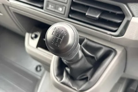 19 of 59 for Volkswagen Crafter CR30 Commerce MWB 140 PS FWD - MY25/Bus Pack/Rear Camera/Step