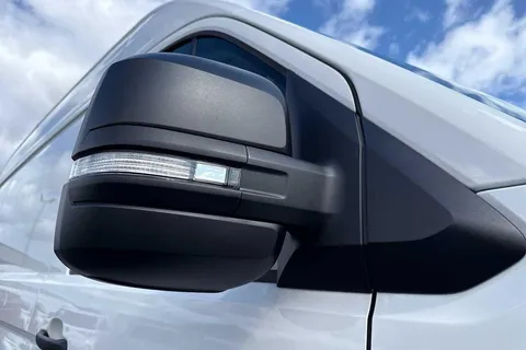 25 of 59 for Volkswagen Crafter CR30 Commerce MWB 140 PS FWD - MY25/Bus Pack/Rear Camera/Step