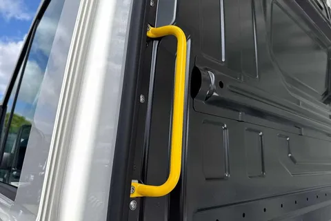 32 of 59 for Volkswagen Crafter CR30 Commerce MWB 140 PS FWD - MY25/Bus Pack/Rear Camera/Step