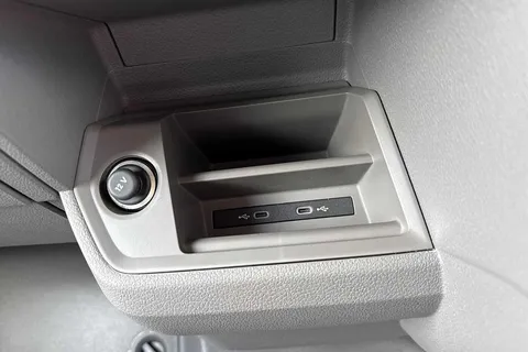 41 of 59 for Volkswagen Crafter CR30 Commerce MWB 140 PS FWD - MY25/Bus Pack/Rear Camera/Step