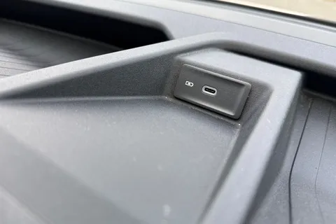 DG25CZC Volkswagen Crafter 2.0 TDI 140PS Commerce High Roof Van Thumbnail #42