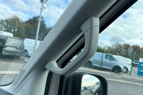 DG25CZC Volkswagen Crafter 2.0 TDI 140PS Commerce High Roof Van Thumbnail #44