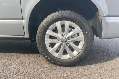 DF74FCL Volkswagen Transporter 2.0 TDI 110 Highline Van Thumbnail #12