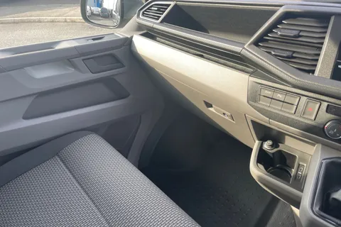 DF74FCL Volkswagen Transporter 2.0 TDI 110 Highline Van Thumbnail #20