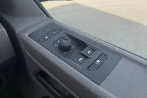 DF74FCL Volkswagen Transporter 2.0 TDI 110 Highline Van Thumbnail #38