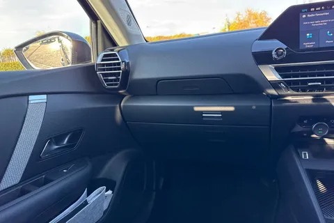 KW74RYX Citroën C4 X 1.2 PureTech MAX Fastback EAT8 Euro 6 (s/s) 4dr Thumbnail #20