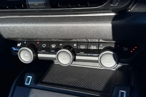 KW74RYX Citroën C4 X 1.2 PureTech MAX Fastback EAT8 Euro 6 (s/s) 4dr Thumbnail #22