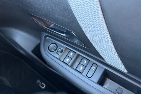 KW74RYX Citroën C4 X 1.2 PureTech MAX Fastback EAT8 Euro 6 (s/s) 4dr Thumbnail #45