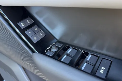 KM74EAJ Land Rover Range Rover Velar 2.0 P400e Dynamic HSE 5dr Thumbnail #26