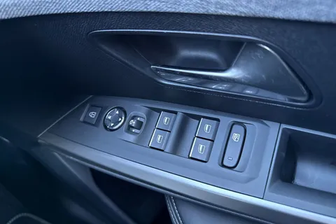 KM25WOY PEUGEOT 3008 1.2 HYBRID GT e-DSC6 Euro 6 (s/s) 5dr Thumbnail #38