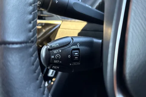 VU72OWE PEUGEOT e-208 50kWh Allure Premium + Auto 5dr (7kW Charger) Thumbnail #42