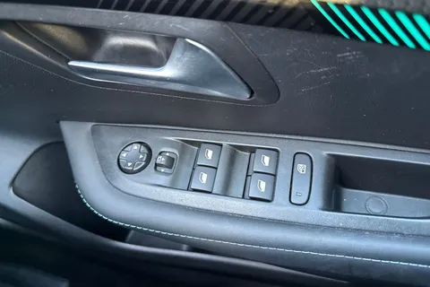 VU72OWE PEUGEOT e-208 50kWh Allure Premium + Auto 5dr (7kW Charger) Thumbnail #43