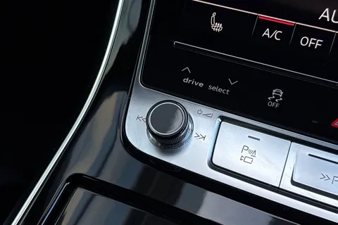 50 of 61 for Audi Q8 MY23.5 Black Edition 55 TFSI quattro 340 PS tiptronic