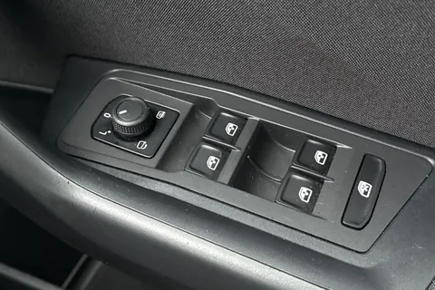 MW72KUJ Volkswagen T-Roc 1.0 TSI Life Euro 6 (s/s) 5dr Thumbnail #36