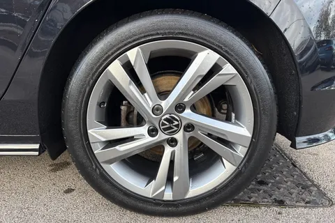 DA22XSH Volkswagen Golf 2.0 TDI R-Line Euro 6 (s/s) 5dr Thumbnail #14