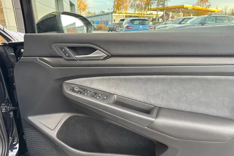 DA22XSH Volkswagen Golf 2.0 TDI R-Line Euro 6 (s/s) 5dr Thumbnail #22