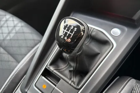 DA22XSH Volkswagen Golf 2.0 TDI R-Line Euro 6 (s/s) 5dr Thumbnail #24