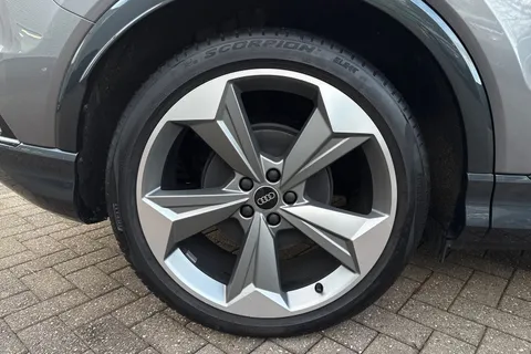 KR25NSY Audi Q4 e-tron Q4 Sportback Black Edition 45 e-tron  210,00 kW Thumbnail #12