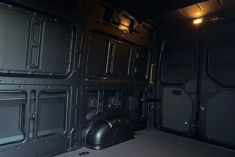 MF75EWZ Volkswagen Crafter 2.0 TDI 140PS Commerce Plus High Roof Van Auto Thumbnail #13