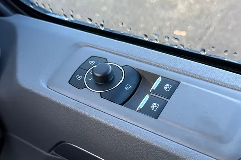 MF75FUJ Volkswagen Transporter Commerce Pro SWB 150ps Automatic 4MOTION Thumbnail #18