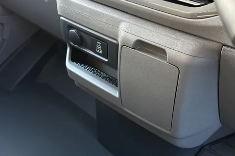 MF75FUJ Volkswagen Transporter Commerce Pro SWB 150ps Automatic 4MOTION Thumbnail #20