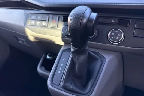 DG74EFX Volkswagen Transporter 2.0 TDI 150 Highline Kombi Van DSG Thumbnail #23