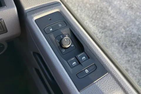 DG74EFX Volkswagen Transporter 2.0 TDI 150 Highline Kombi Van DSG Thumbnail #38