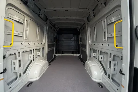 BG75ZTW Volkswagen Crafter 2.0 TDI 177PS Commerce Plus High Roof Auto-Twin Slider Thumbnail #42