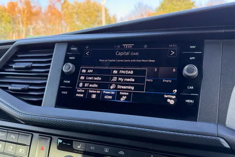 DG74EFX Volkswagen Transporter 2.0 TDI 150 Highline Kombi Van DSG Thumbnail #43