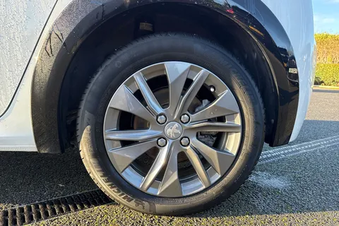 NV71FUP PEUGEOT e-208 50kWh Allure Premium Auto 5dr Thumbnail #13