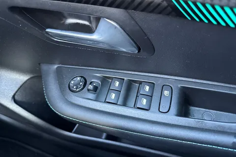 NV71FUP PEUGEOT e-208 50kWh Allure Premium Auto 5dr Thumbnail #42