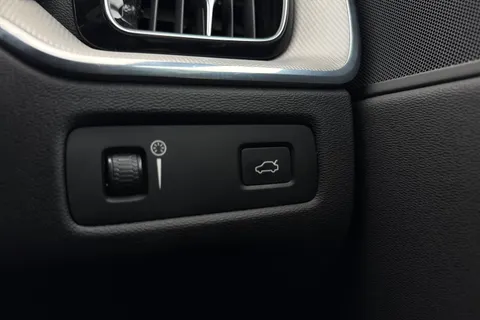 KV20OUD Volvo Xc60 2.0 B4 MHEV R-Design Auto AWD Euro 6 (s/s) 5dr Thumbnail #51