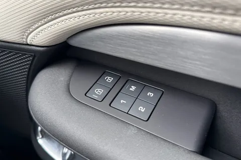 26 of 49 for Land Rover Discovery 3.0 D300 Dynamic HSE 5dr