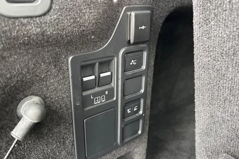 28 of 49 for Land Rover Discovery 3.0 D300 Dynamic HSE 5dr