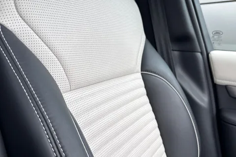 48 of 49 for Land Rover Discovery 3.0 D300 Dynamic HSE 5dr