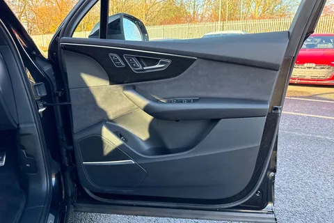 PJ22URM Audi SQ7 Black Edition TFSI  507 PS tiptronic Thumbnail #46