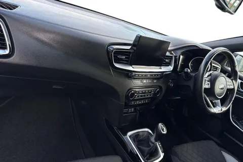 FG69UUL Kia Ceed 1.4 T-GDi GT-Line Lunar Edition Euro 6 (s/s) 5dr Thumbnail #15