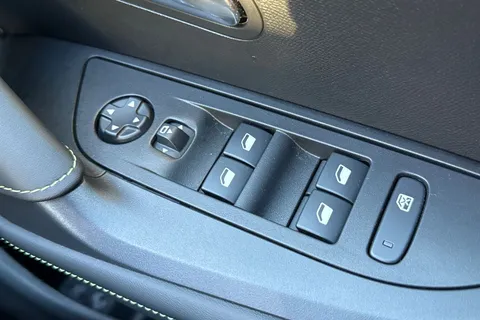 LO24JYK PEUGEOT 2008 1.2 PureTech GT EAT Euro 6 (s/s) 5dr Thumbnail #40