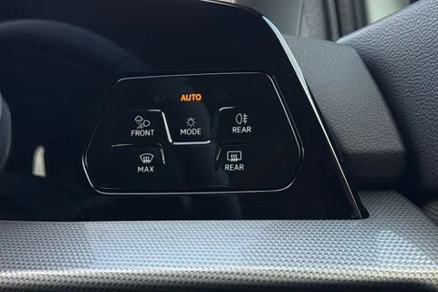 DE25ZJK Volkswagen Golf 1.5 TSI 204 Style eHybrid 5dr DSG Thumbnail #31