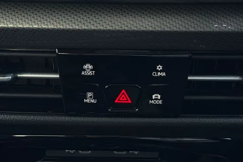 DE25ZJK Volkswagen Golf 1.5 TSI 204 Style eHybrid 5dr DSG Thumbnail #35