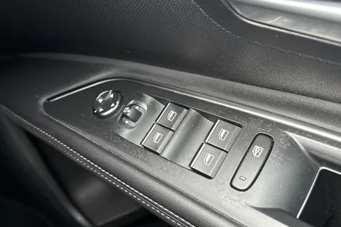 SL72YCZ PEUGEOT 3008 1.6 13.2kWh GT SUV 5dr Petrol Plug-in Hybrid e-EAT 4WD Euro 6 (s/s) (300 ps) Thumbnail #44