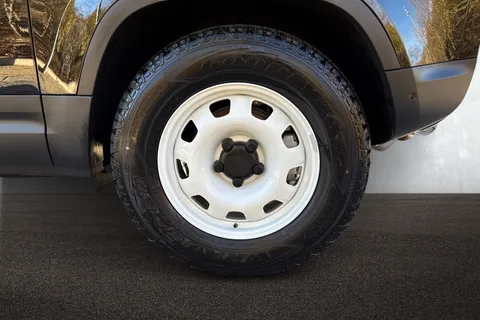 9 of 41 for Land Rover Defender 90 3.0 D250 Hard Top S