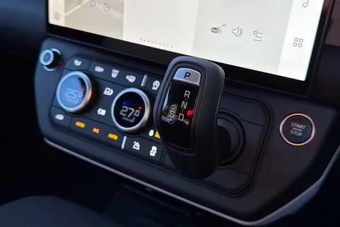 14 of 41 for Land Rover Defender 90 3.0 D250 Hard Top S